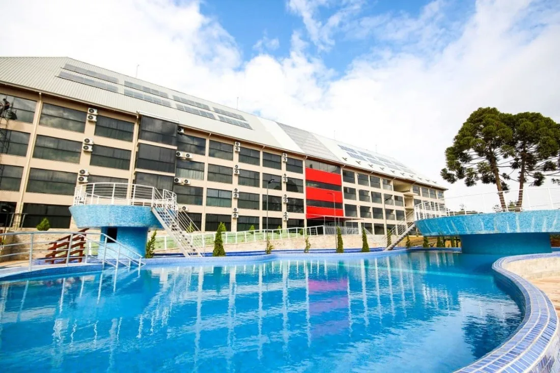 Fachada e piscina do Cassino Resort