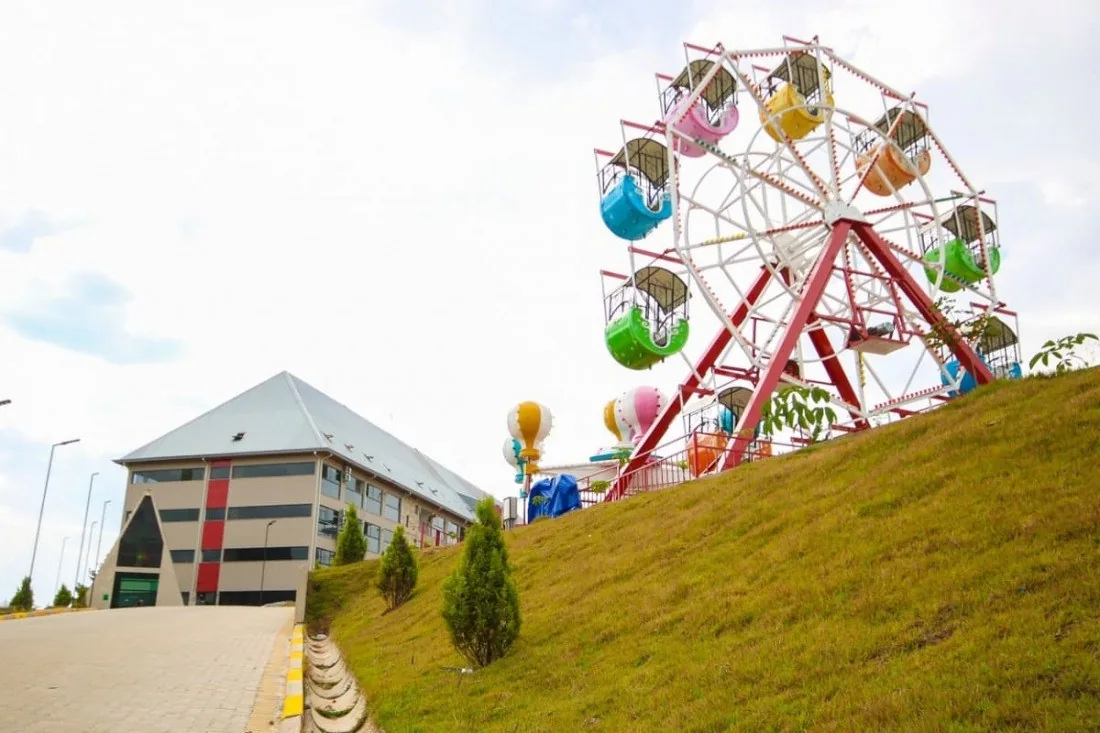 Roda-gigante e parque de diversões do Cassino Resort