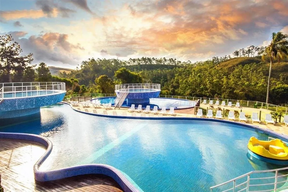 Piscinas do Cassino Resort ao pôr do sol