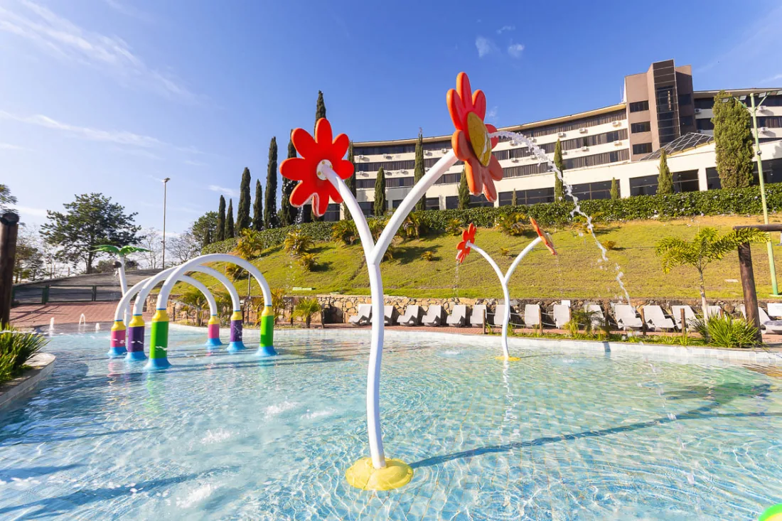 Splash pad colorido do Golden Park All Inclusive