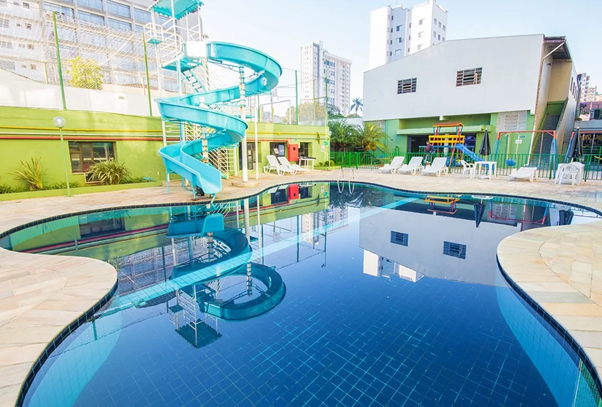 Piscina externa com tobogã do Hotel Nacional Inn Poços de Caldas