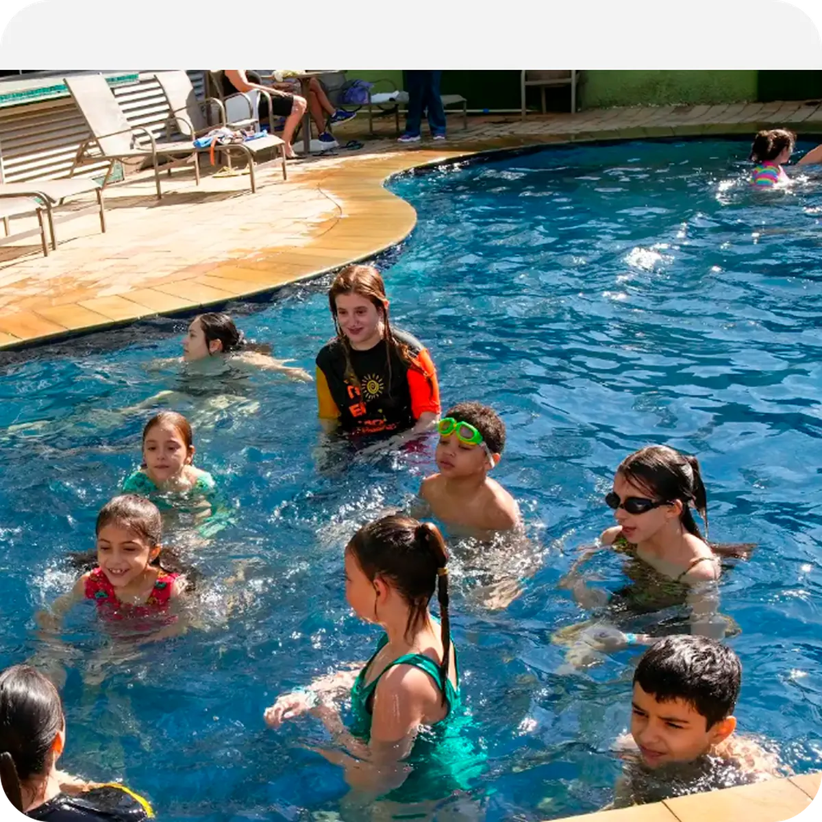 Crianças na piscina do Hotel Nacional Inn Poços de Caldas
