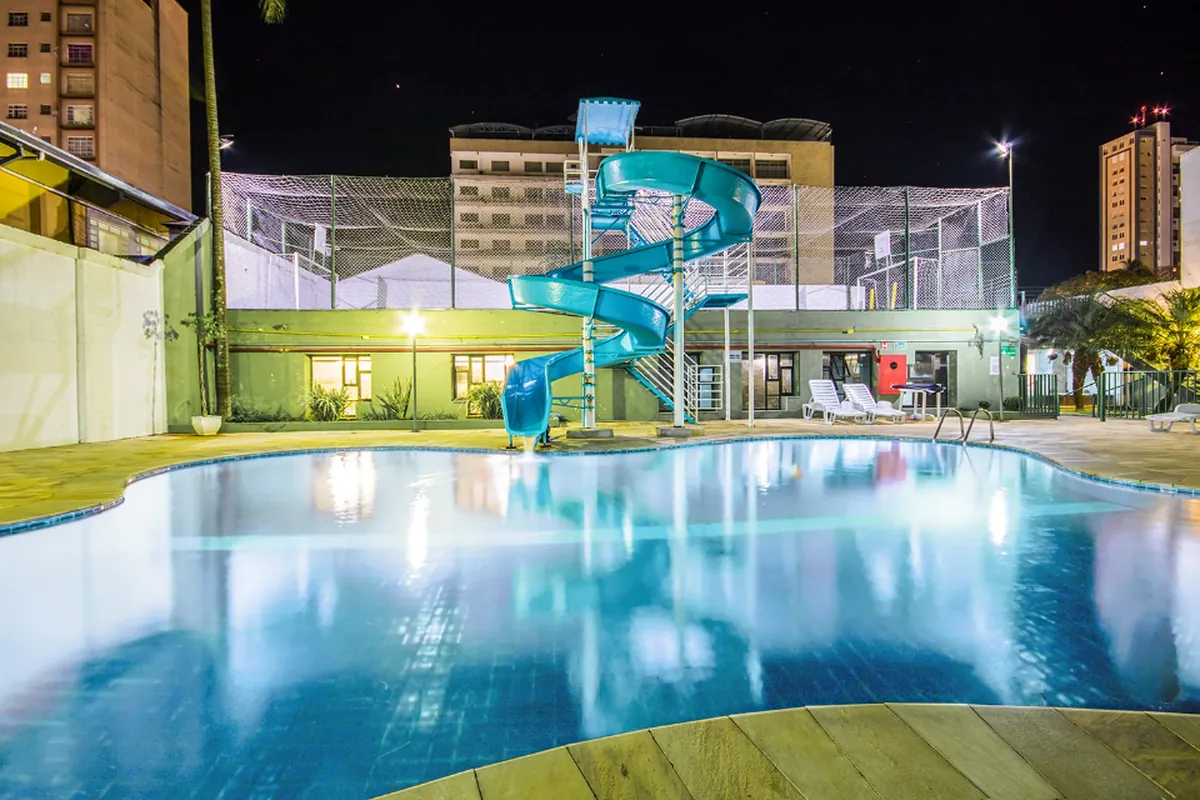 Piscina iluminada à noite no Hotel Nacional Inn Poços de Caldas