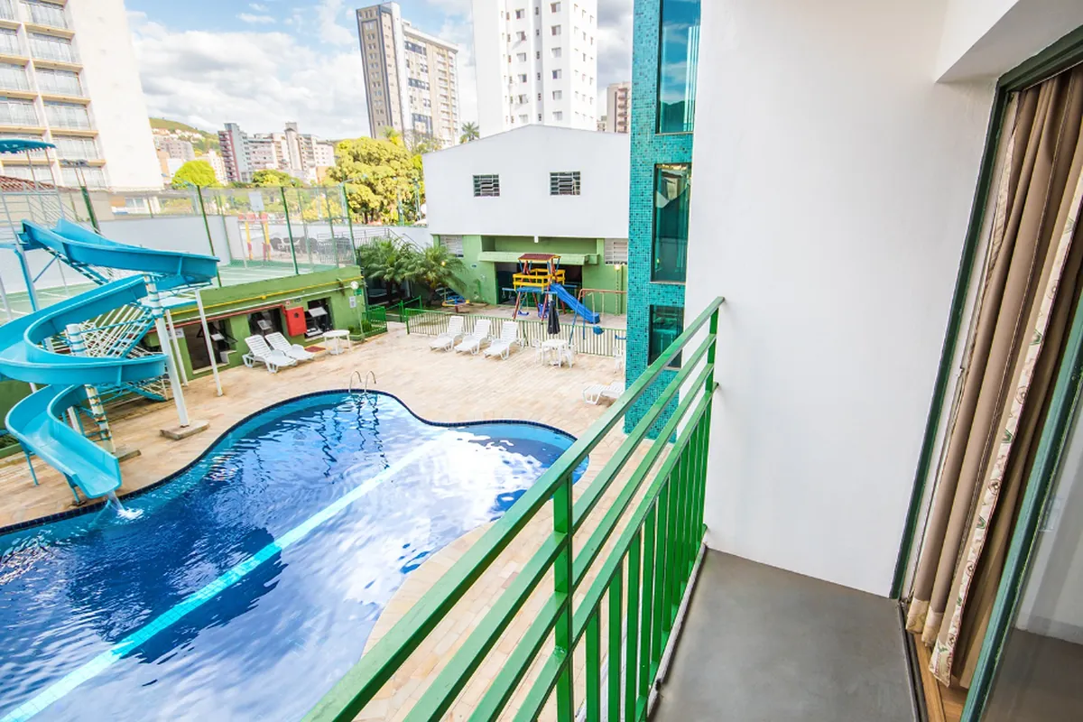Varanda com vista para a piscina no Hotel Nacional Inn Poços de Caldas