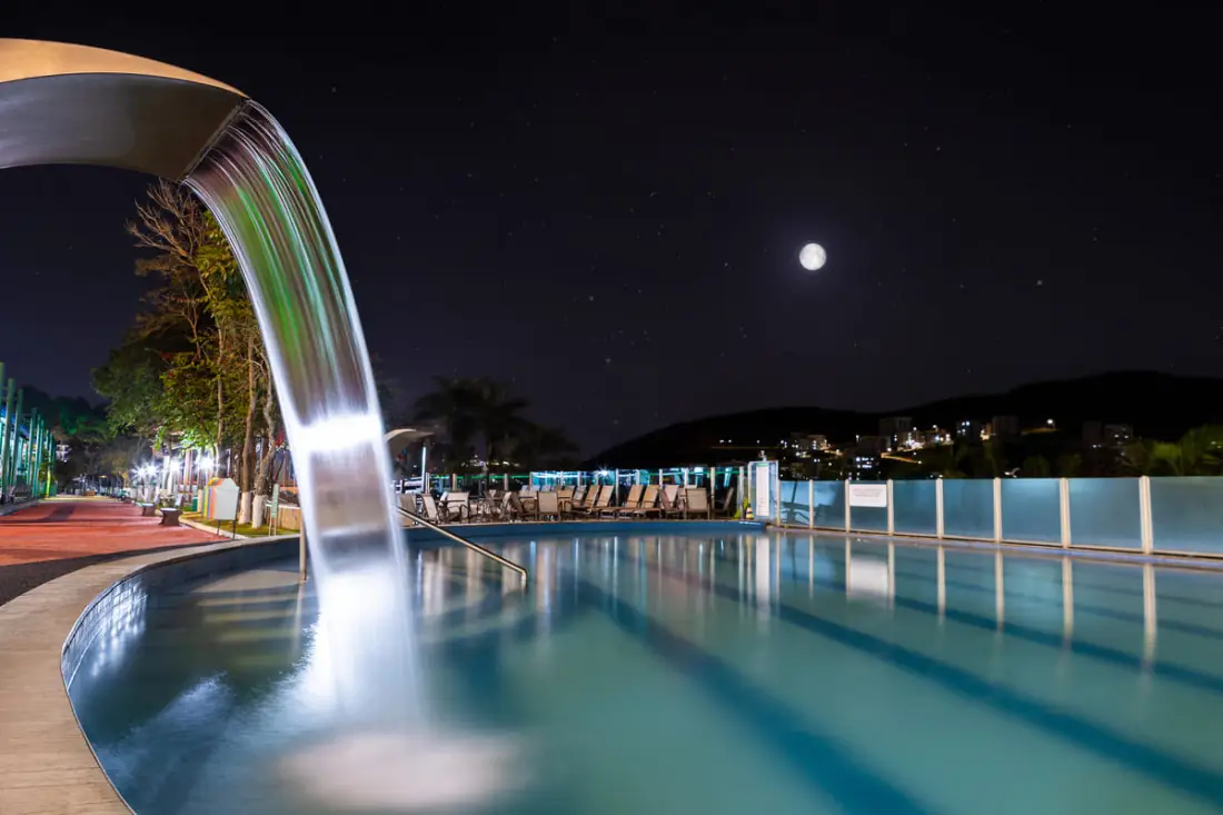 Piscina premium do Thermas Resort à noite