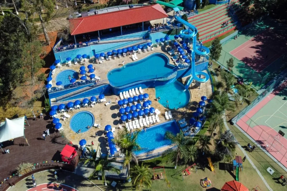 Vista aérea das piscinas coloridas do Vilage Inn