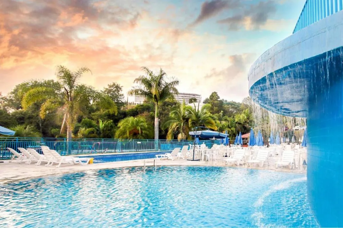 Espreguiçadeiras na piscina do Vilage Inn