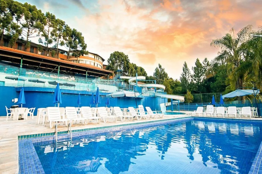 Pôr do sol na piscina do Vilage Inn